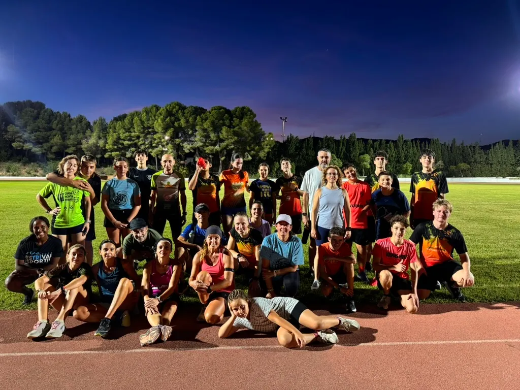 Grup de l'escola de triatló a la pista d'atletisme